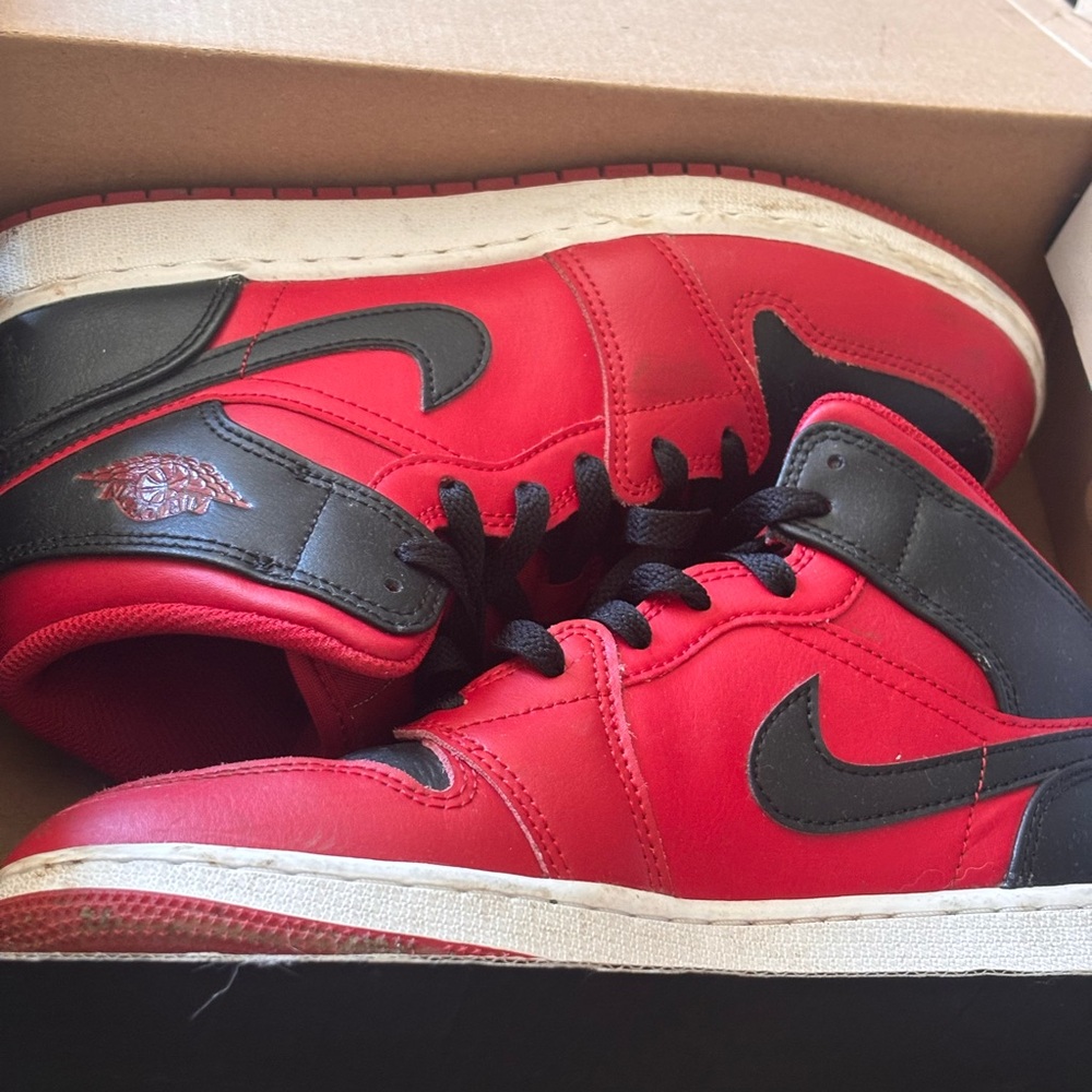 Jordan 1 Mid Reverse Bred - Picture 3 of 6